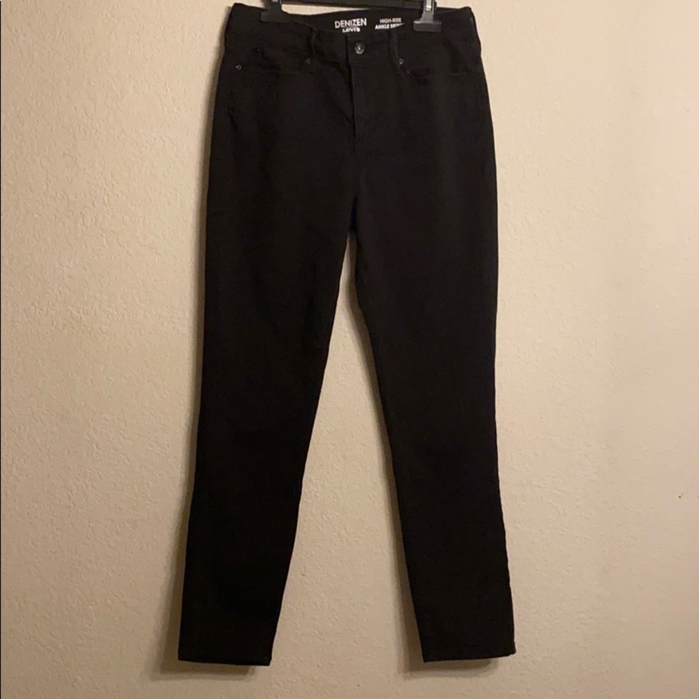 Black Levi’s high rise ankle skinny jeans.